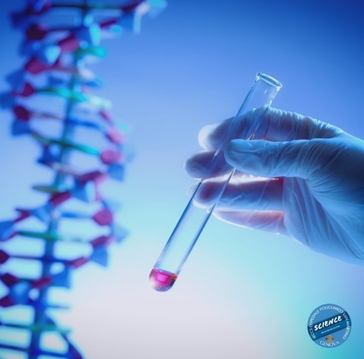 Immagine decorativa che raffigura il DNA e una mano che indossa un guanto da laboratorio che tiene una provetta.