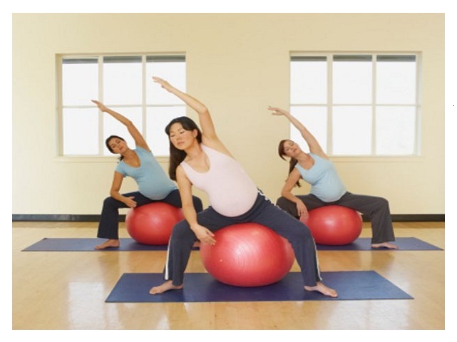 donne incinte che fanno ginnastica