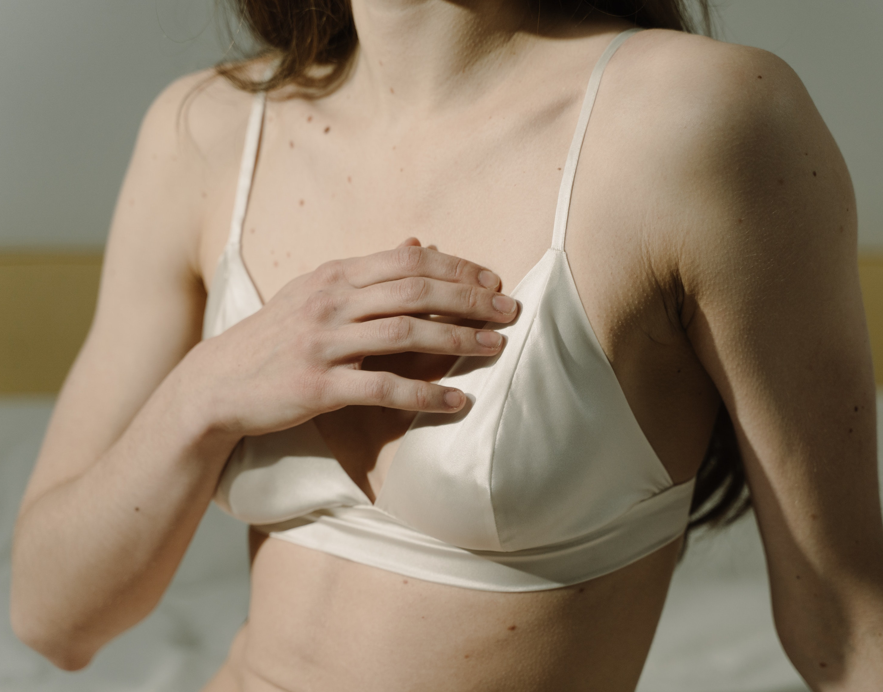 Immagine decorativa di una donna con la mano sul petto